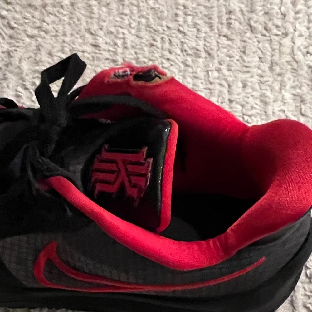Nike Men Size 9 - Nike Kyrie Low 4 Bred Black/White/University Red - Picture 3 of 13